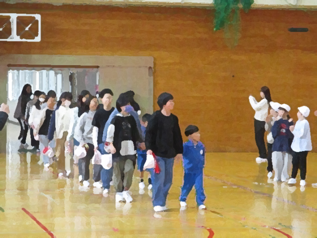 ６年生と手をつないで入場する１年生