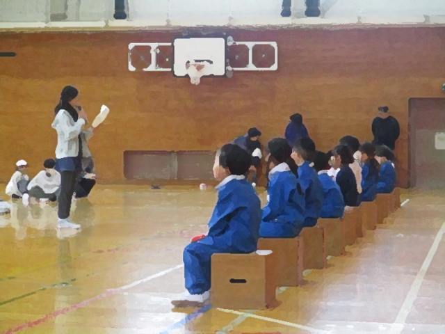 お話を聞く１年生